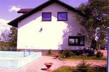 Polonia Privát Gdów, Esterno